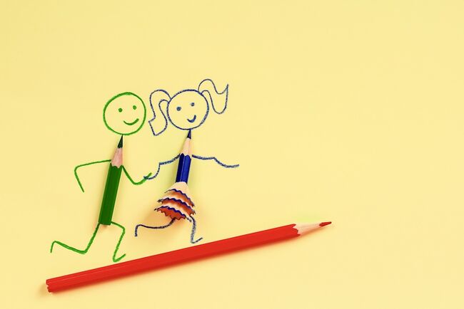 Due omini disegnati con matite colorate su un foglio giallo