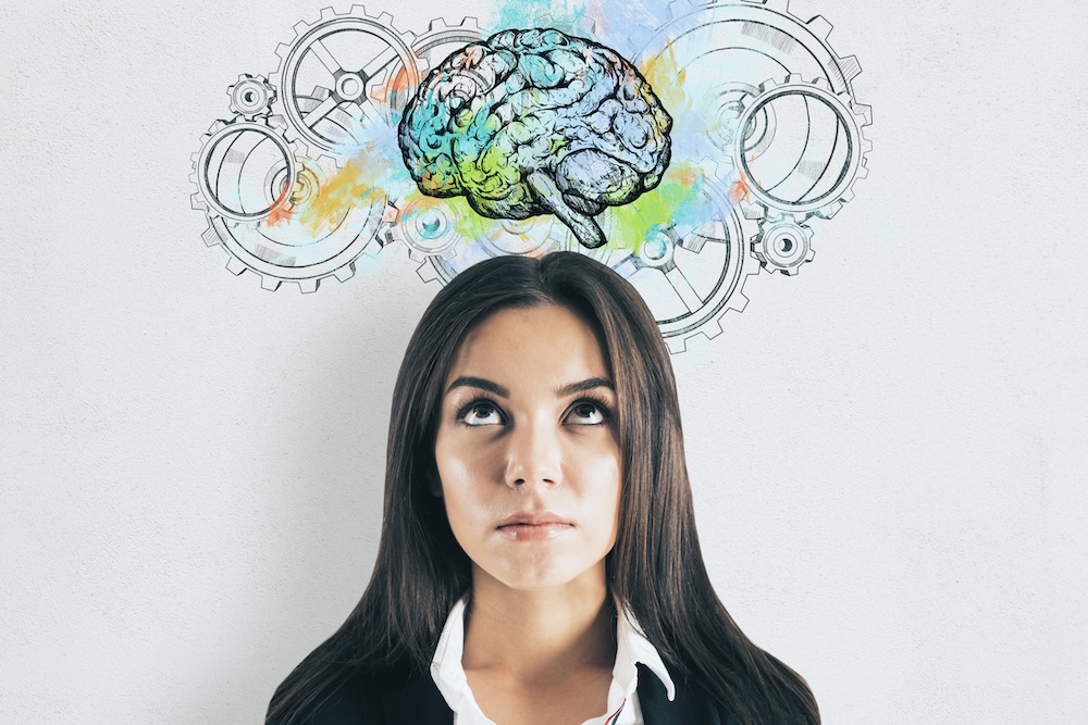 Ragazza che guarda verso l'alto, con un cervello colorato disegnato sopra di lei