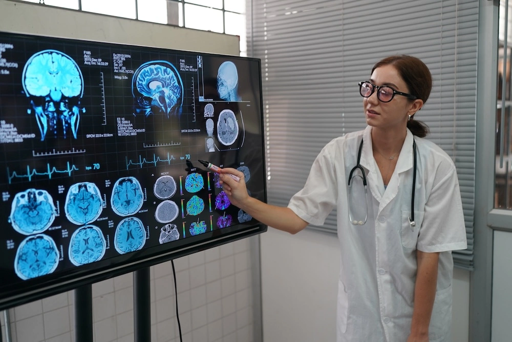 Specialista che illustra le immagini di una risonanza magnetica cerebrale